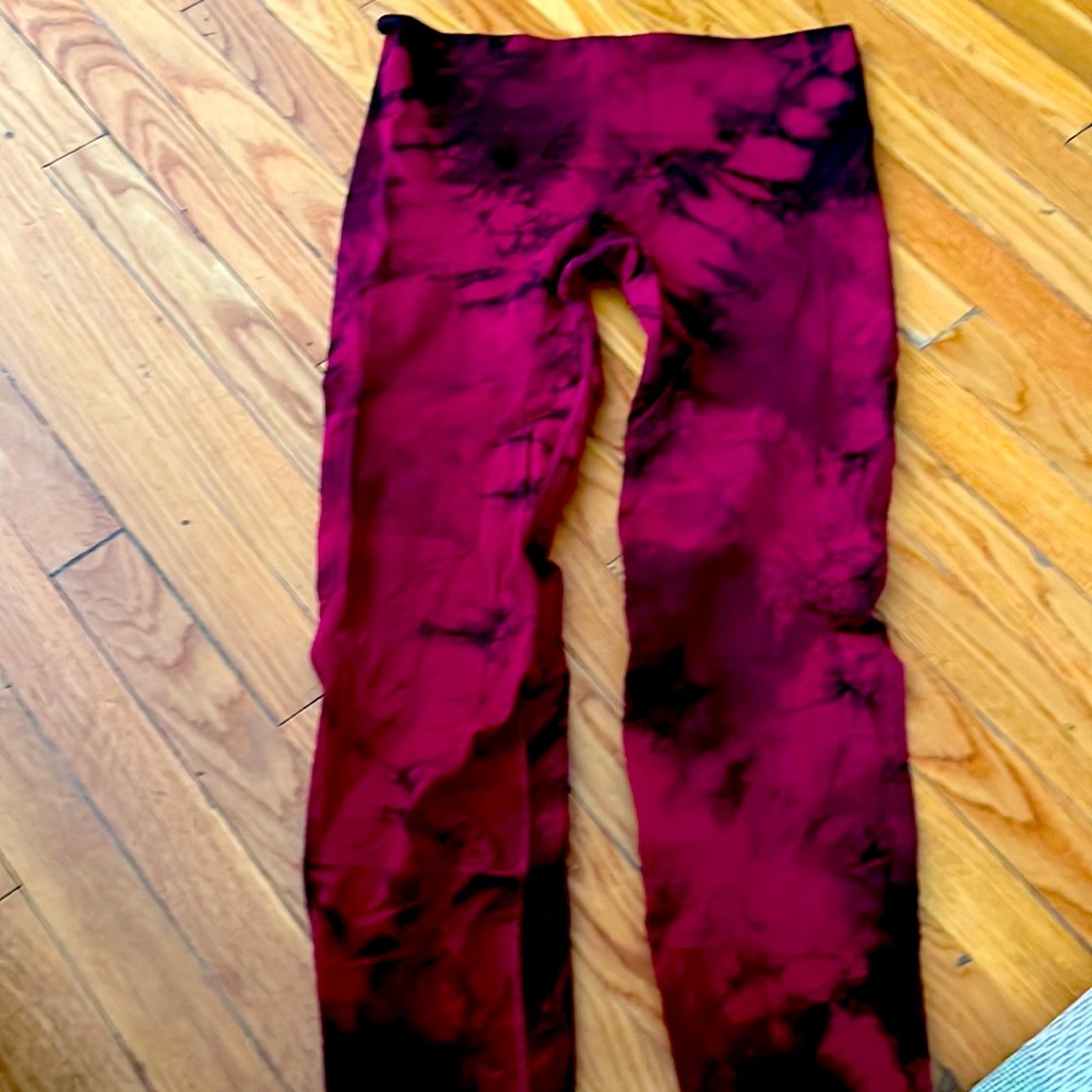 Lululemon sz m maroon and black tie dye leggings